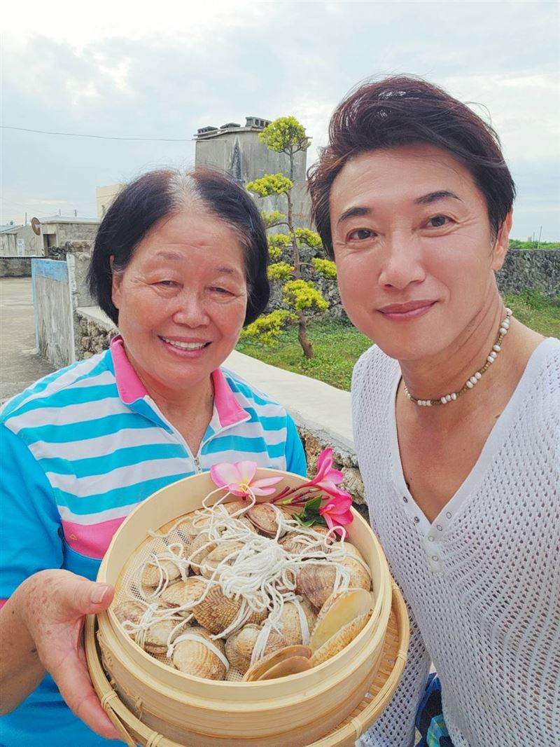 秋芳阿媽帶陳鴻去澎湖的「大冰箱」找尋食材。(圖/公視台語台提供)