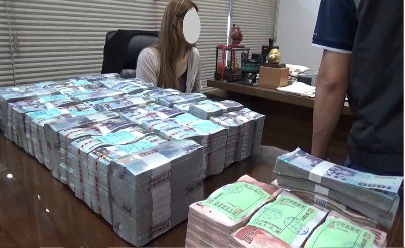 調查局查獲大量現金、名車、名牌精品等,也有不動產,實際查扣犯罪所得總計約17億6318萬元。(圖/翻攝畫面)