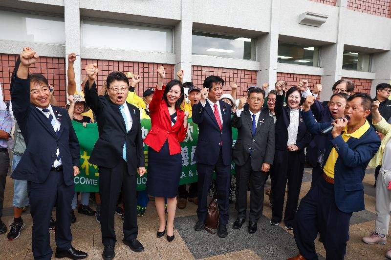 日本跨黨派國會議議員訪問團8日抵達台北松山機場,台灣國理事長陳峻涵(前右1)率團高呼口號歡迎日本維新會眾議員西田薰(前左起)、保守黨參議員北村晴男、參政黨參議員梅村瑞穗、日本維新會眾議員橫田光弘、國民民主黨參議員山田吉彥、日本維新會眾議員三木圭惠、日本維新會參議員石平到訪