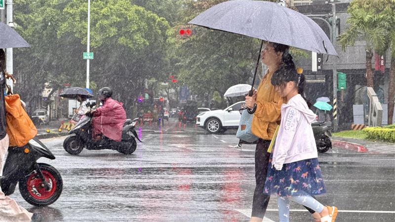 大雷雨突然開炸！2縣市大雨特報下到晚上