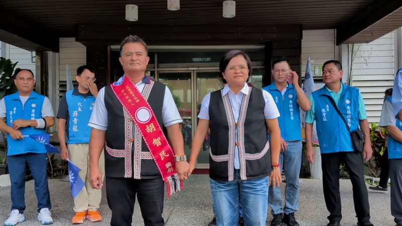 國民黨籍秀林鄉鄉長王玫瑰(右),以及將接棒參選鄉長的丈夫胡智民(左)涉賄選遭檢調帶回偵訊。(圖/翻攝畫面)