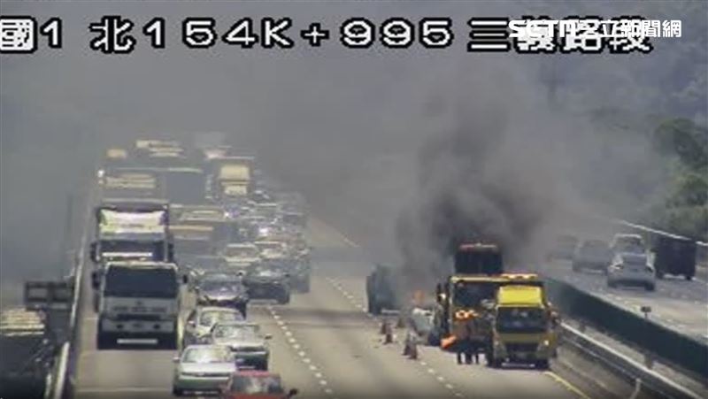 新／國1北上三義段休旅車陷火海 燒成廢鐵
