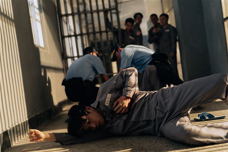 姚淳耀遭刺傷不支倒地。（圖／瀚草影視提供）