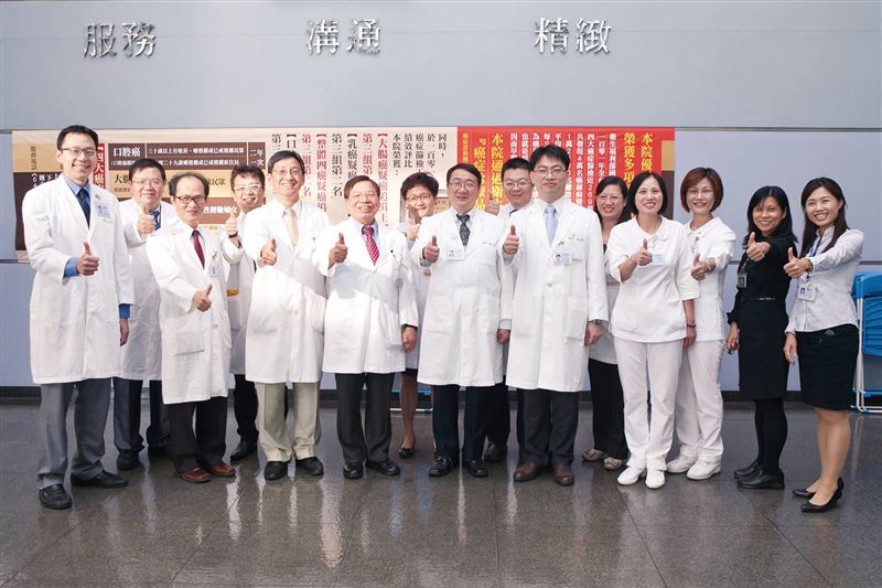 好消息!百年前預言成真!名醫張金堅曝「魔術子彈」精準殺癌驚人真相。圖左六為張金堅醫師。(圖/翻攝自張金堅醫師臉書)