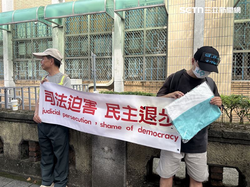 柯文哲今(8日)二審首開庭,小草到場聲援舉牌、布條。(圖/記者鍾昀軒攝影)