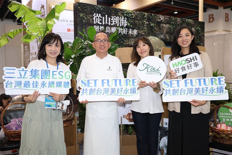永續辦公室暨三立慈善基金會副執行長王若庭(左起)、吳寶春師傅、Kai Kombucha創辦人Cindy、好食好事基金會執行長林薇真合影