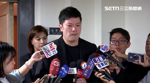 台北市議員李柏毅受訪，爆哭鞠躬道歉（圖／翻攝畫面）