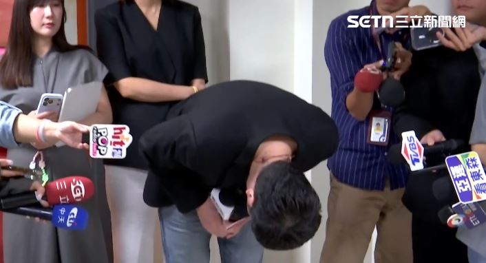 台北市議員李柏毅受訪,爆哭鞠躬道歉(圖/翻攝畫面)
