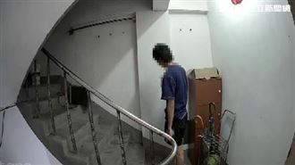 闖公寓5樓民宅門口徘徊！怪男頻擾亂拿鞋