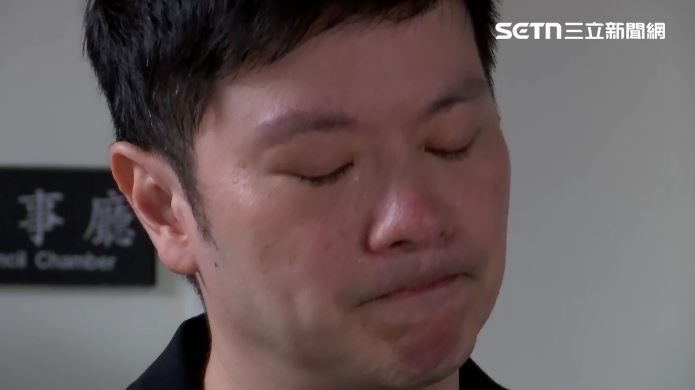 台北市議員李柏毅受訪,爆哭鞠躬道歉(圖/翻攝畫面)