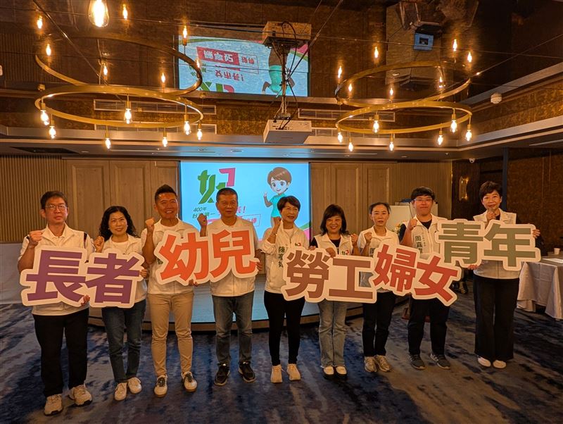 陳亭妃偕同副議長林志展及市議員提名人李偉智、陳碧玉、陳秋萍、周嘉韋、林建南、周麗津和陳怡珍議員推出「福利六都齊」AI政見，全面盤點台南與六都福利差距，提出「中央加碼、地方補齊」的全齡照顧藍圖。（圖／陳亭妃辦公室提供）