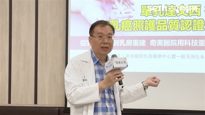 乳房醫學中心主任陳明鎮說明，微創抽吸術只需局部麻醉，透過約0.3公分的微小針孔就能將腫瘤分段吸出，手術僅需15至30分鐘，近三年已完成193例，因傷口小、復原快，深受女性青睞。（圖／奇美醫院提供）