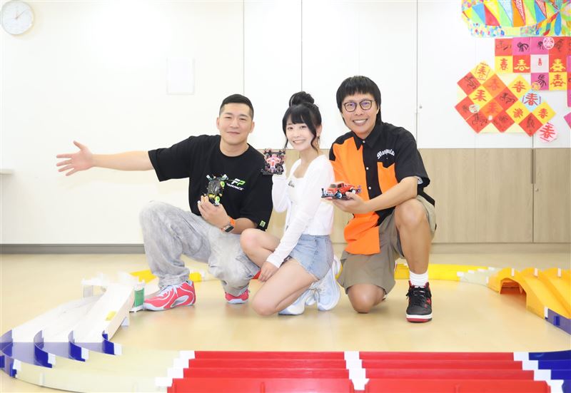 草爺（左起）、陸子玄、張啟樂記者會當天爆發蕭伊染HPV風波。（圖／紅心字會提供）