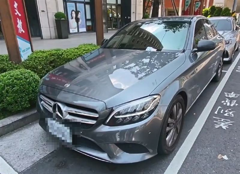 林男肇事的賓士車曝光,車頭有輕微擦撞痕跡。(圖/翻攝畫面)