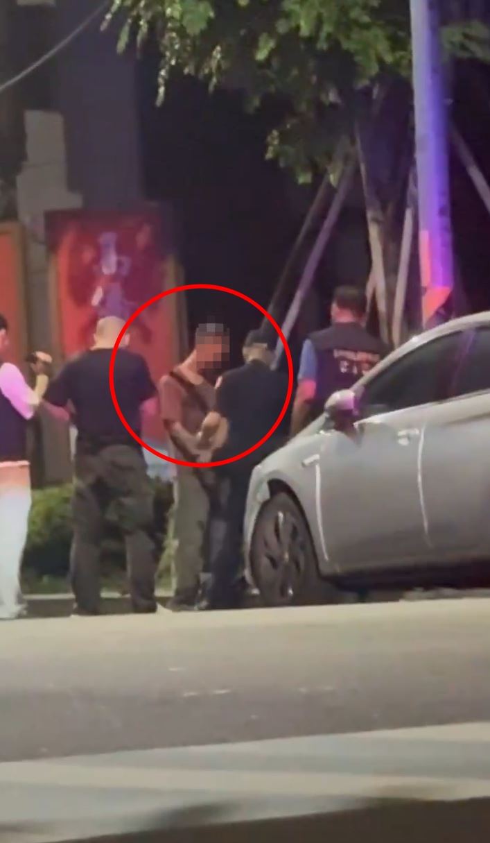 林男兩度輾壓殺害護理師後,開著賓士前往交通分隊投案。(圖/翻攝畫面)