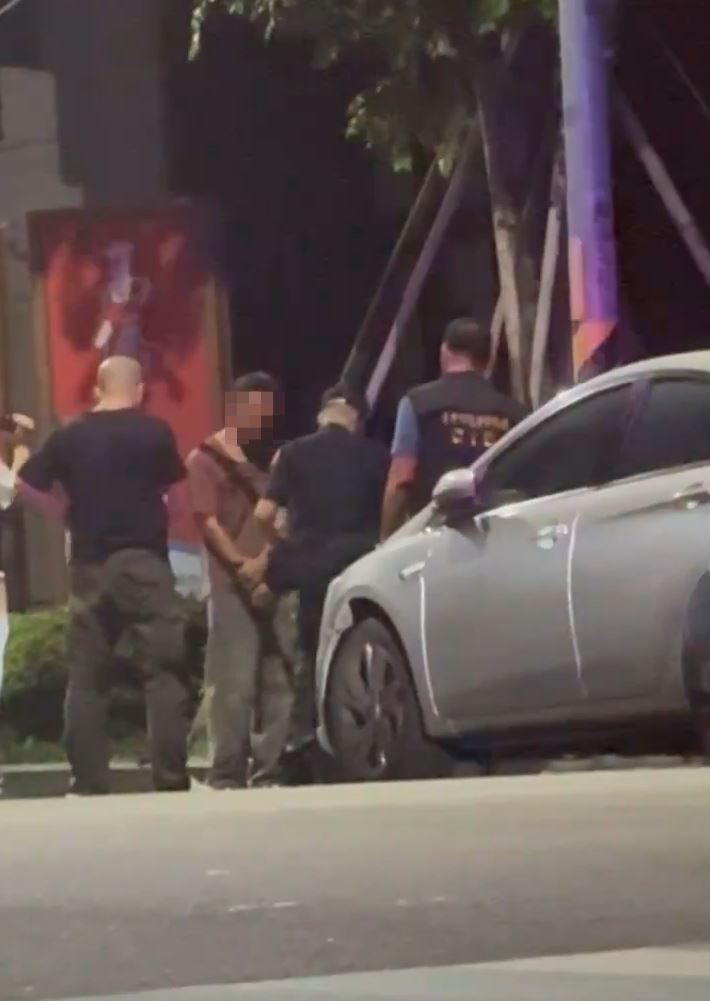 台中護理師遭賓士兩度輾壓慘死街頭,賓士男投案畫面曝光。(圖/翻攝畫面)
