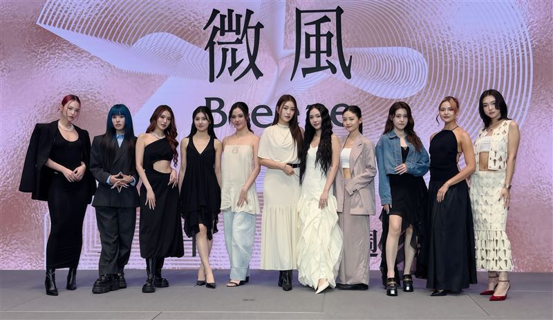 微風女神席子淇(左起)、C Holly、林詩雅、Noemie、書那娜、宋蘋恩、利善榛、妮妮、戴妮雅、裴頡、巴倫月。(圖/記者蕭翰弦攝影)