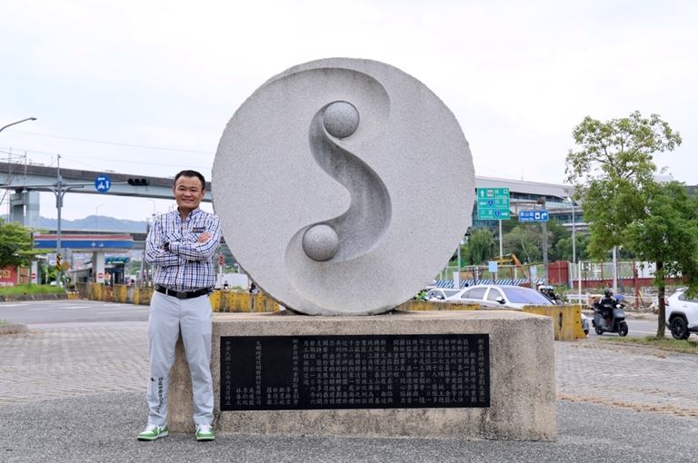 李振吉父親守護家園、尊重地主權益的信念,深深影響李振吉董事長,特地在泰山捷運公園豎立「新泰自辦市地重劃大事記紀念碑」