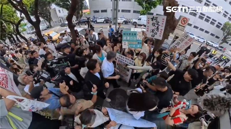 柯文哲在支持者的聲援下「繞場」進入高院內。(圖/翻攝畫面)