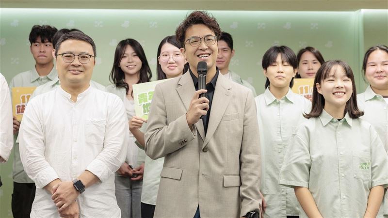 蔣萬安生生喝鮮奶要加碼　沈伯洋笑虧一句