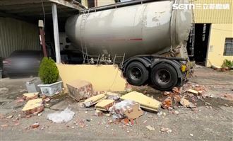 撿水瓶…油罐車撞破3宅＋5車「卡死門前」