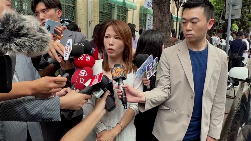 陳佩琪先現身到法院。陳智菡受訪指出,如果是政治的迫害,政治的追殺,柯文哲會堅定捍衛清白。(圖/翻攝畫面)