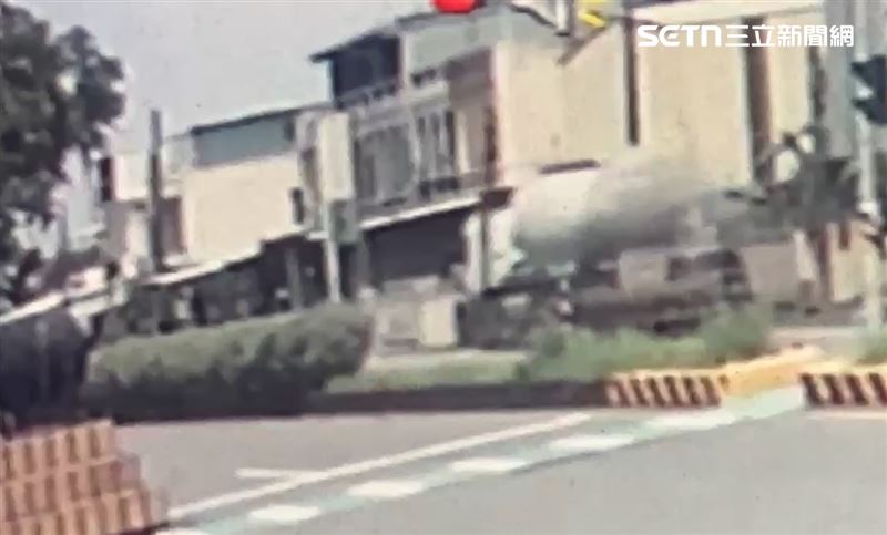 油罐車頭一偏,失控自撞路邊3戶民宅、5輛車。(圖/翻攝畫面)