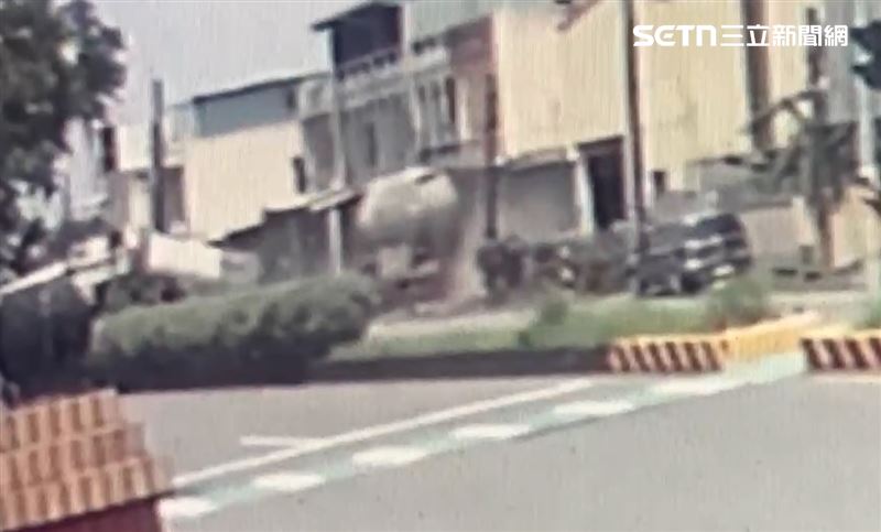 原因竟是駕駛撿水瓶。(圖/翻攝畫面)