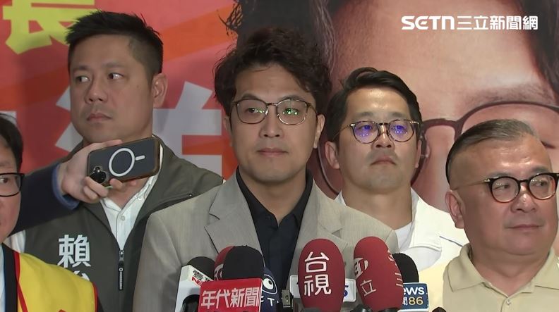 沈伯洋接受鏡文學專訪,藍白卻扯「拿公帑輔選」。沈伯洋抨擊,此舉恐打壓新聞自由。(圖/翻攝畫面)