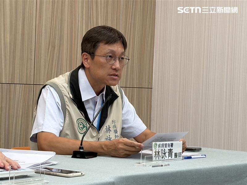 林詠青說明新冠重症最小個案,目前仍在加護病房治療中。(圖/記者簡浩正攝影)