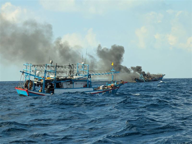 基隆籍漁船「滿財發6」航行至彭佳嶼西北方約11浬時，不明原因起火燃燒，漁船因嚴重進水沉沒。（圖／翻攝畫面）