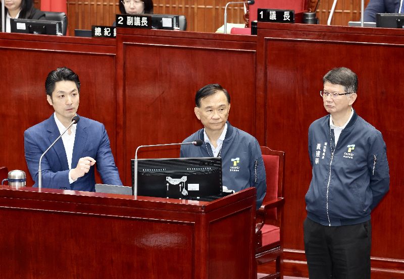 台北成淵高中通報學生身體不適事件,台北市長蔣萬安(左)8日受訪時表示已要求教育局、衛生局即刻儘快釐清,並在列席議會時指出,後續會好好檢視是烹調、廚房衛生或其他相關原因導致