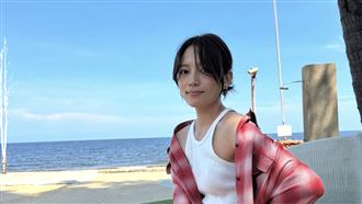 廣告女王閃婚一個月　首露面孕肚藏不住