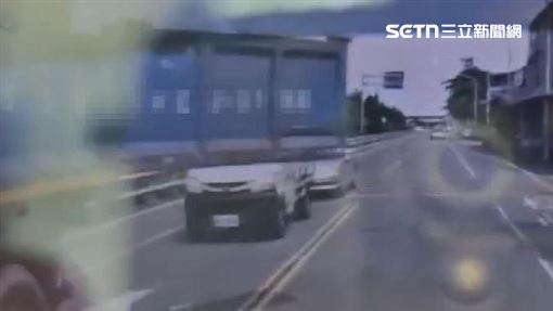 大貨車車斗欄板「突甩開」對向駕駛險撞