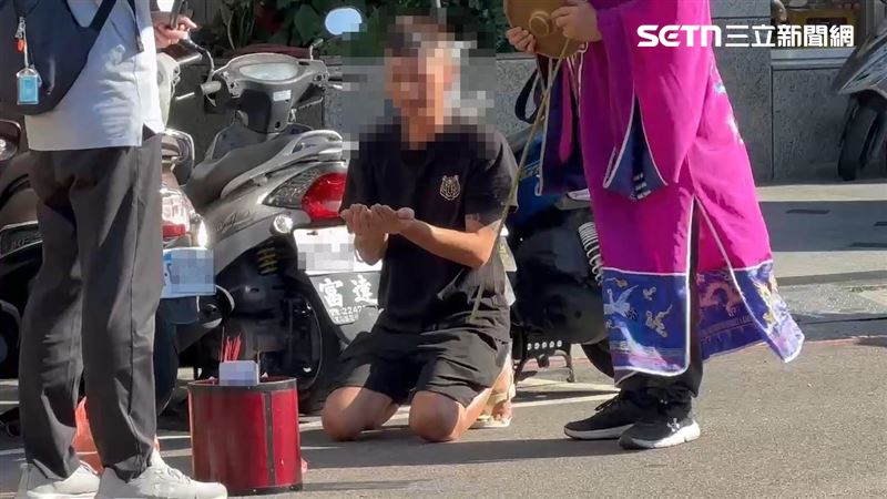 台中護理師下班返家途中遭賓士撞飛，又二度輾壓喪命，家屬重返現場招魂。（圖／翻攝畫面）