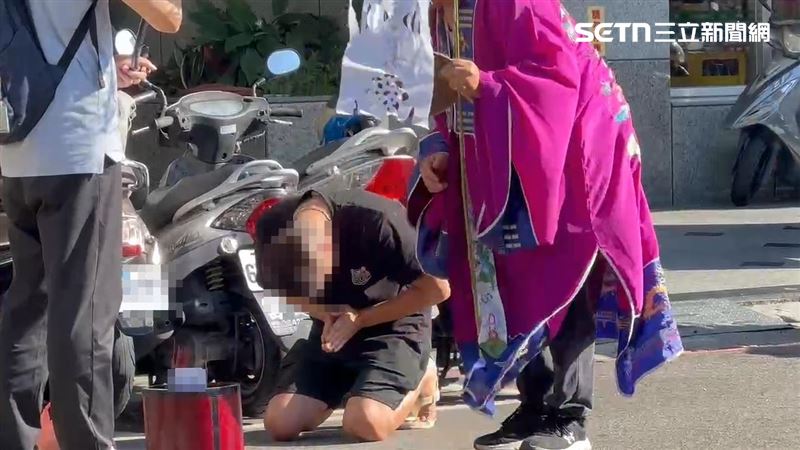 死者弟弟連擲22筊才擲出3聖筊，法師透露是罕見狀況。（圖／翻攝畫面）