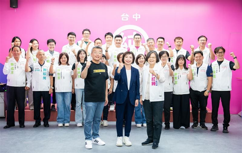 前總統蔡英文開箱民進黨台中市長參選人何欣純競選總部（圖／何欣純競總提供）