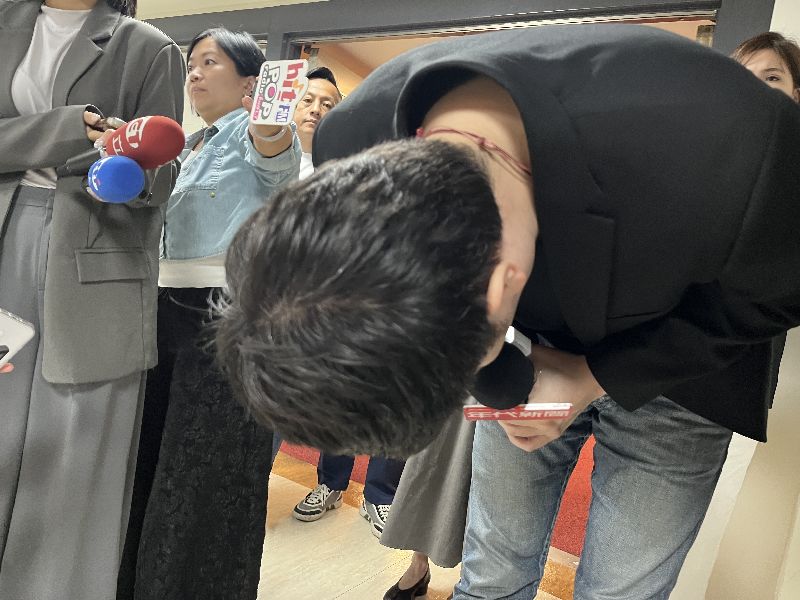 遭指斥責急診醫護　李柏毅數次鞠躬道歉國民黨台北市議員李柏毅（右）遭指在急診針對醫護人員斥責怒罵，他8日出面受訪時多次鞠躬道歉，表示願意檢討，也強調自己沒有想用特權，只是太緊張女兒狀況、太急了。中央社記者楊淑閔攝　115年9月8日