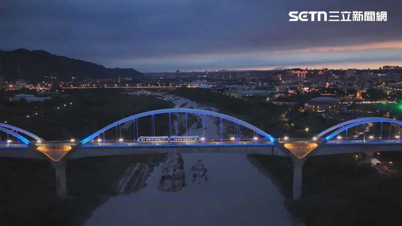 新北捷運三鶯線跨河燈光秀。（圖／新北捷運局提供）