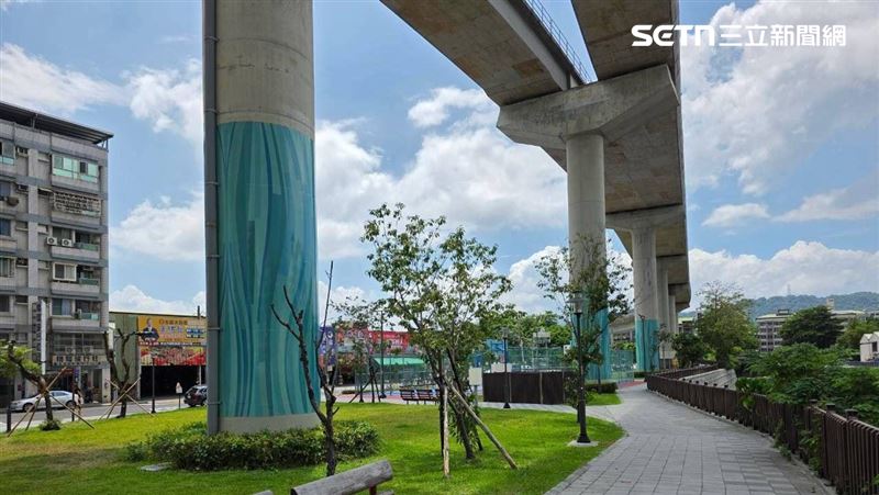 新北捷運三鶯線墩柱鶯歌陶瓷文化彩繪。（圖／新北捷運局提供）