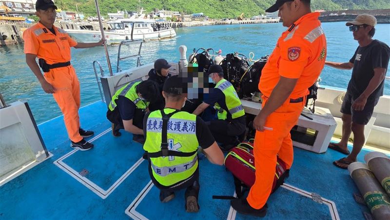 綠島鄉南寮村漁港，發生潛水客溺水意外，一名年約51歲的男性潛水客疑嗆水OHCA。（圖／翻攝畫面）