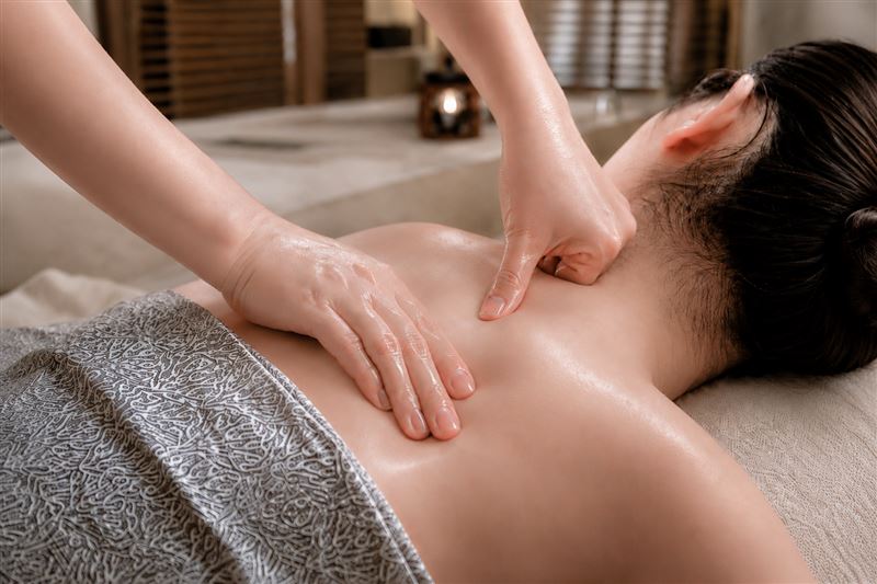 由沐蘭SPA推出的「秋藏柚香SPA」療程包含以柚香精油進行背部、足部與頭肩按摩，讓身心在清新果香中逐步放鬆。（圖／飯店旅宿業者提供）