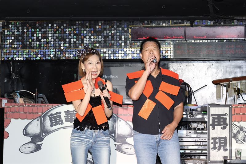 資深演員郎祖筠(左)、台北市文化局長蔡詩萍(左)出席春河劇團《老闆~來碗陽春麵》宣傳活動。(圖/記者田俊彥攝影)