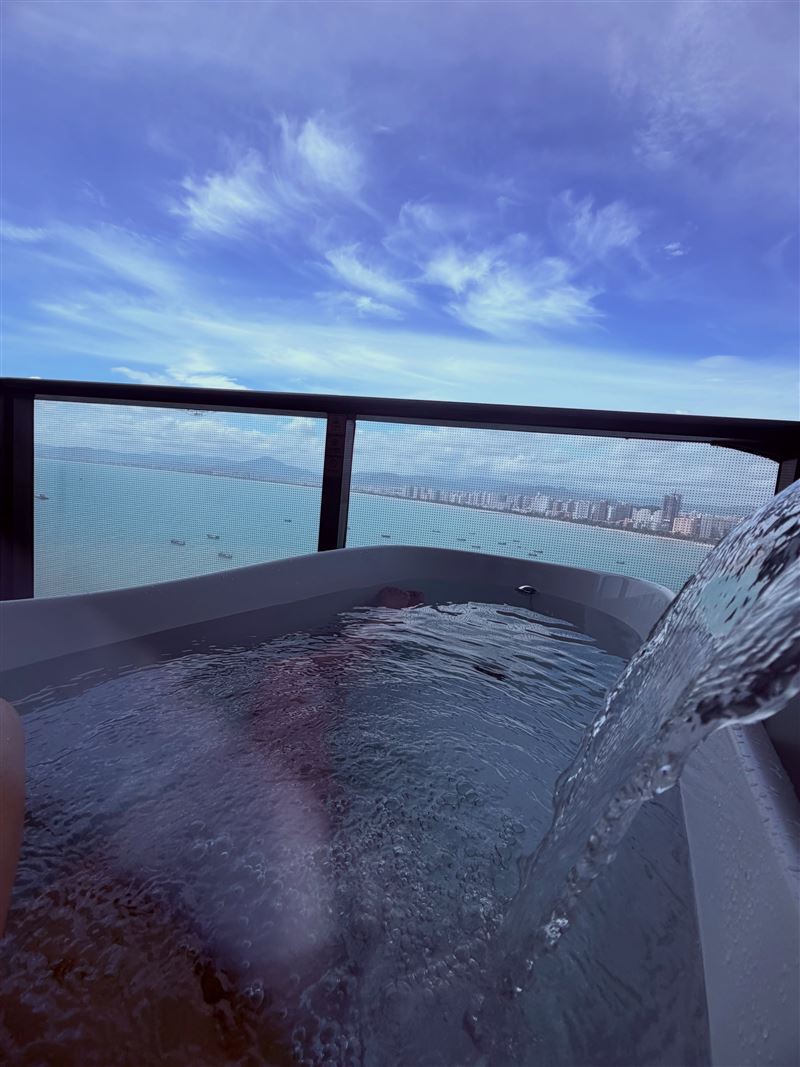 夏宇禾辣曬浴缸照，迷人雙腿若隱若現，畫面超吸睛。（圖／翻攝自夏宇禾IG）