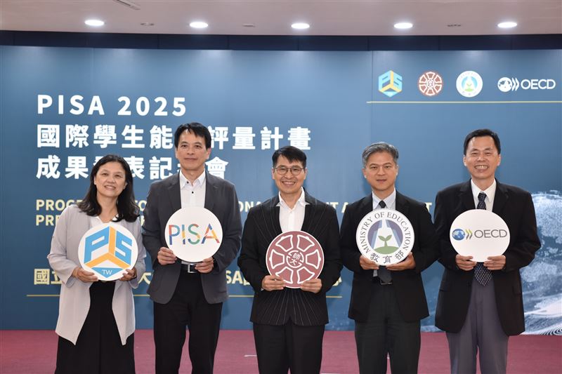 國際學生能力評量計畫(PISA)2025結果今(8)日公布,台灣學生表現亮眼。由左至右為教育部師資培育及藝術教育司王淑娟副司長、教育部資訊及科技教育司邱仁杰。(圖/教育部提供)