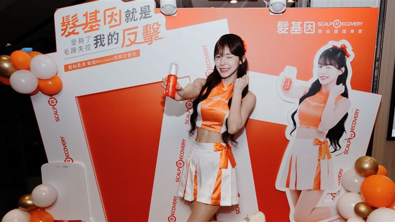 李多慧大方分享日常護髮愛用品「髮基因晶萃凝露」,表示清爽質地與香氣讓她每天都會使用。(圖/髮基因提供)