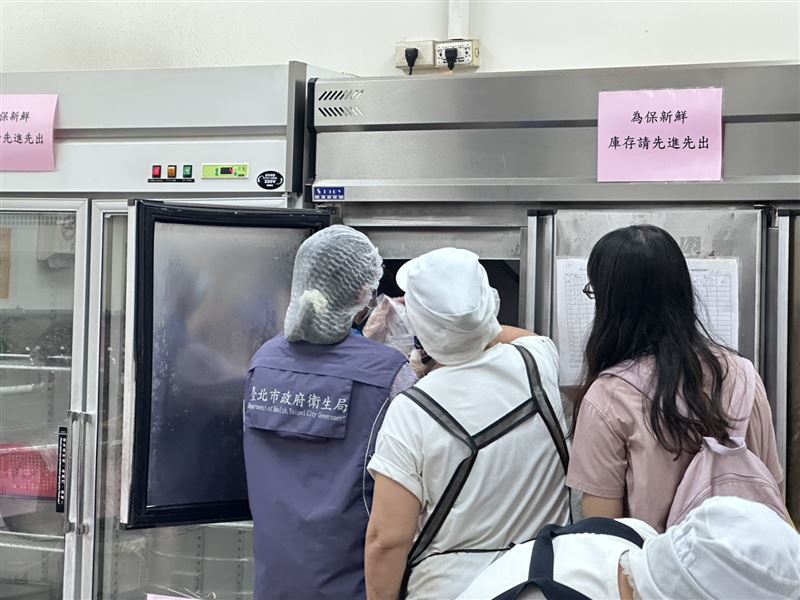 北市衛生局前往成淵高中熱食部稽查。(圖/衛生局提供)