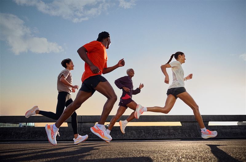 ASICS全新RISE &amp; SHINE Collection，將晨曦色彩融入多款經典跑鞋，以鮮明配色為跑者注入一天的活力。（圖／品牌業者提供）