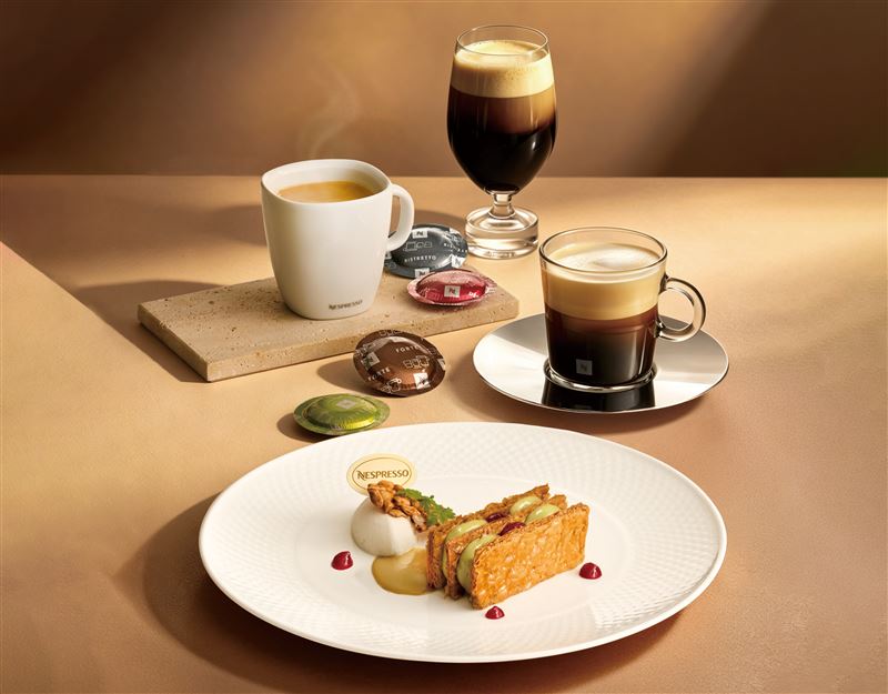桌邊現做雙人甜點Nespresso咖啡開心果覆盆莓千層派,以及Nespresso頂級咖啡體驗。(圖/品牌業者提供)
