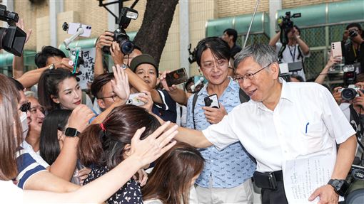 政治獻金案二審　柯文哲庭後與支持者握手前台北市長柯文哲（右）涉京華城、政治獻金等案，一審遭判刑17年。二審台灣高等法院8日下午首度開庭，柯文哲在庭訊結束後，與在法院外等候的支持者握手致意。中央社記者鄭清元攝　115年9月8日